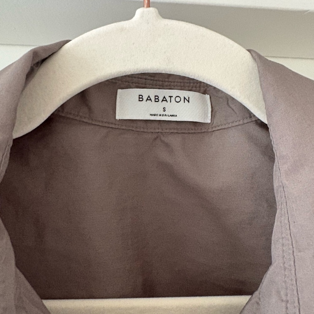Babaton Sleeveless Button-Up Blouse Minimalist Taupe/Gray Collared Shirt Size SM - Picture 5 of 5